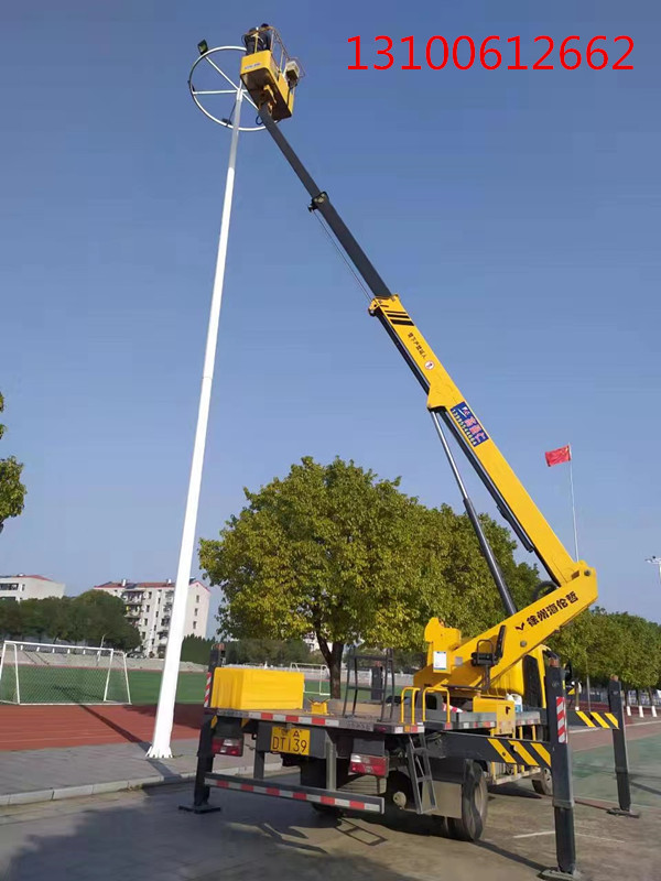 輕型伸縮臂高空車更換照明路燈施工現(xiàn)場，效率高